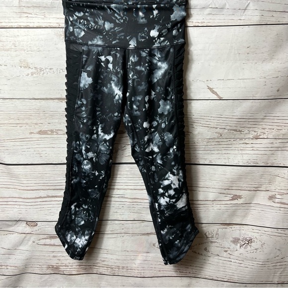 Lululemon Sunshine Salutation Crop (Full-On Luxtreme)
Dusk Dye White Black Sz 6 - Picture 4 of 10